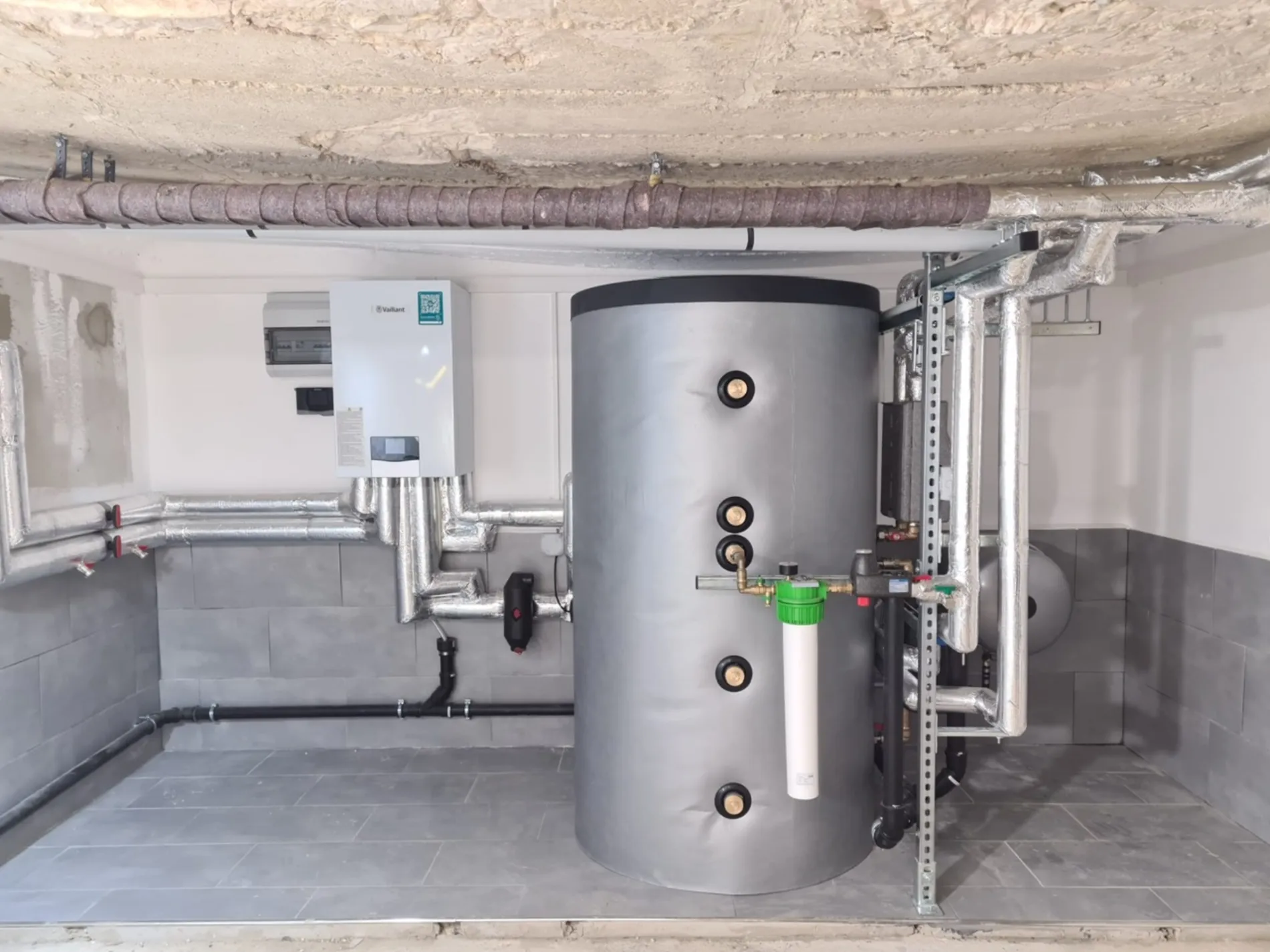 Speicher und Rohrführung